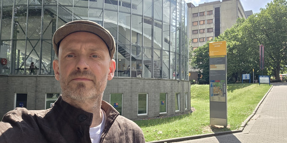 Portrait vor Gebäude der ULB Brüssel