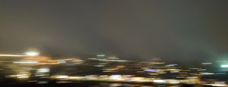 Verschwommene Lichter einer Stadt bei Nacht