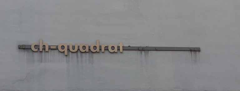 Aufschrift "ch-quadrat" auf Beton