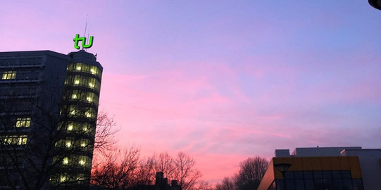 Blick auf Sonnenuntergang am Mathe-Gebäude der TU Dortmund