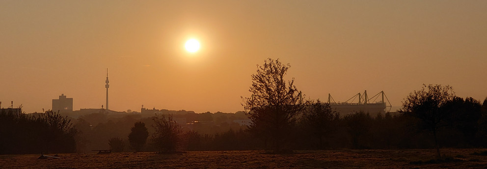 Blick auf Dortmunder Skyline bei Abenddämmerung