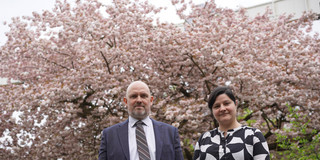 Institut für Soziologie Christian Deindl und Mona Motakef vor einem Baum
