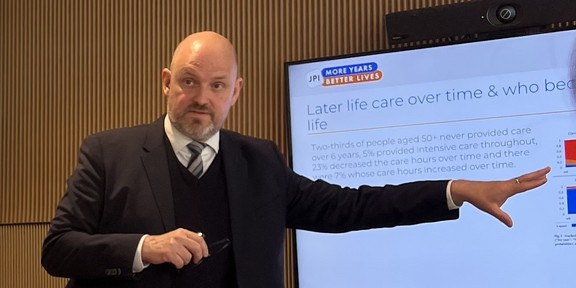 Christian Deindl auf einer Konferenz vor einem Bildschirm