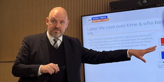 Christian Deindl auf einer Konferenz vor einem Bildschirm