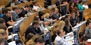 Studierende sitzen in einer Vorlesung im Audimax.